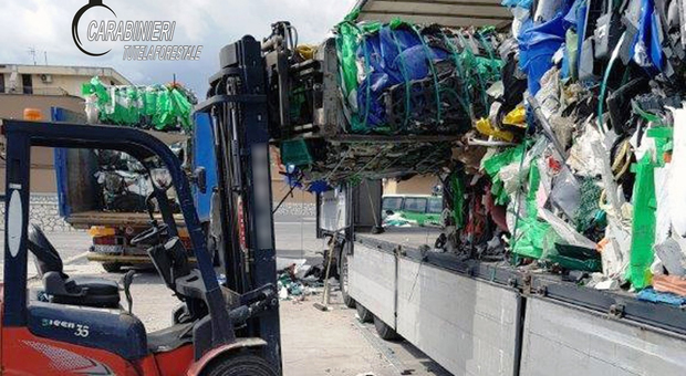 Una discarica abusiva nel piazzale dell'azienda di stoccaggio dei rifiuti: tre denunce