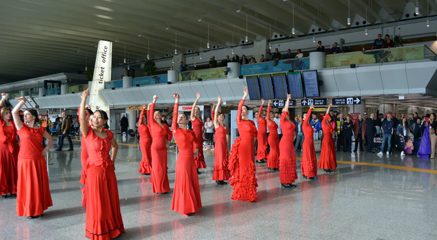 Violenza donne, l'aeroporto Fiumicino celebra Giornata Flash mob flamenco di 20 danzatrici nella hall partenze T3