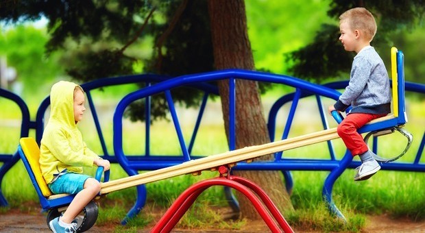 Aree gioco nei parchi e centri estivi per i bambini: fino a 6 anni niente mascherina