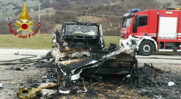 https://statics.cedscdn.it/photos/MED/56/01/8675601_23145943_camper_in_fiamme_grave_famiglia_umbria.jpg