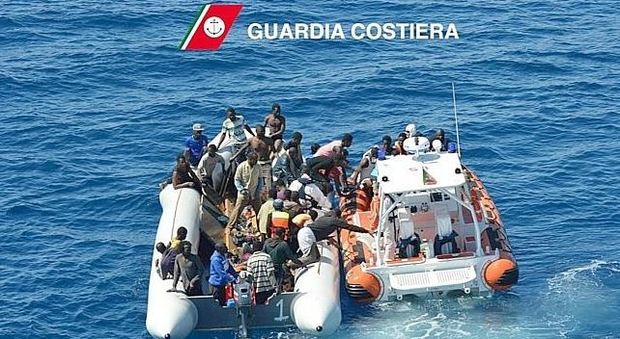 Migranti, maxisoccorso al largo della Sicilia: la Guardia Costiera salva 750 persone