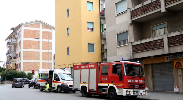 Benevento. Piovono pietre da un edificio in centro, donna ferita e soccorsa