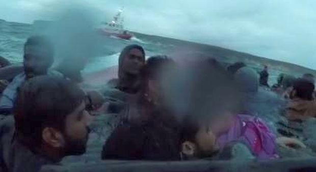 Lampedusa, la Guardia Costiera salva una bimba di un anno dalle onde alte quattro metri