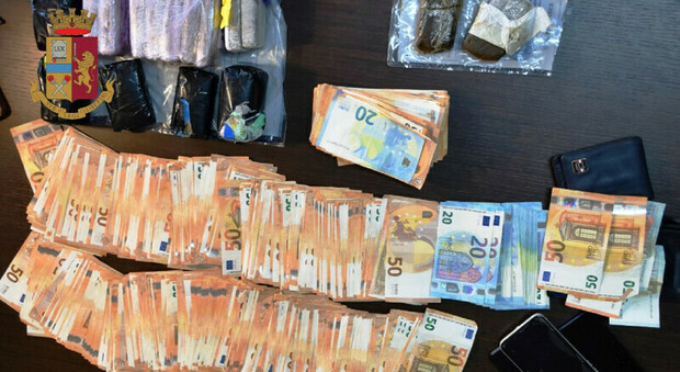 Somma Vesuviana, hashish e 34.920 euro in contanti: arrestati due romeni e uno spagnolo