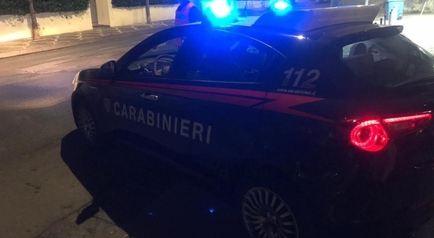 Tenta di pugnalare il comandante della stazione dei carabinieri nel Napoletano: preso