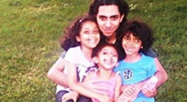 Il blogger saudita rischia la morte: "Ha offeso l'Islam". La moglie: "Aiutatemi a salvarlo"