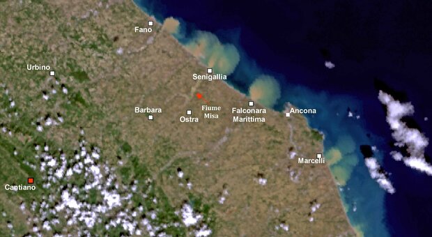 Alluvione nelle Marche, le immagini del satellite Sentinel: i detriti finiti in mare “coprono” 1.600 chilometri quadrati di Adriatico
