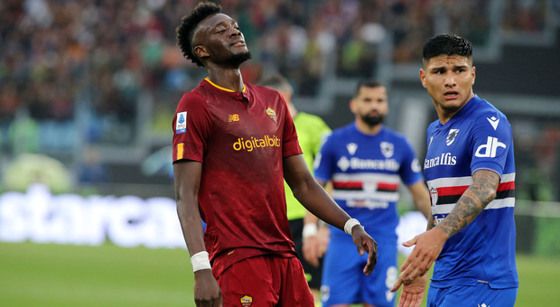 Roma, Abraham in crisi e Mourinho lo difende: «Magari lo stadio fischiava me». Con la Samp è stato il peggiore in attacco