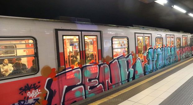 Un convoglio del metrò imbrattato dai graffitari (Newpress)