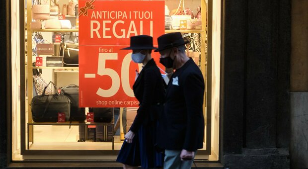Roma, negozi apertura anticipata, Campidoglio prepara il cambio di orario: serrande alzate alle 9
