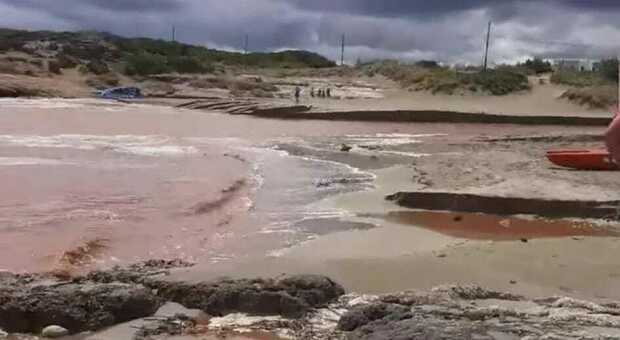 Gli effetti delle piogge torrenziali sulla spiaggia della Mezzaluna