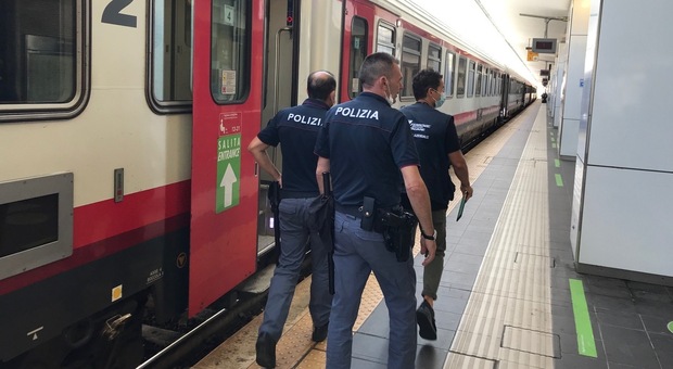 Ancona, ripetuti furti vicino alla stazione: spariscono oltre 5000 euro. Due giovani agli arresti domiciliari