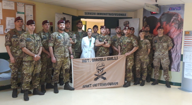 Foligno, patto d'acciaio tra Avis e Esercito: donazione di sangue collettiva dei paracadutisti della Folgore impegnati in Strade Sicure
