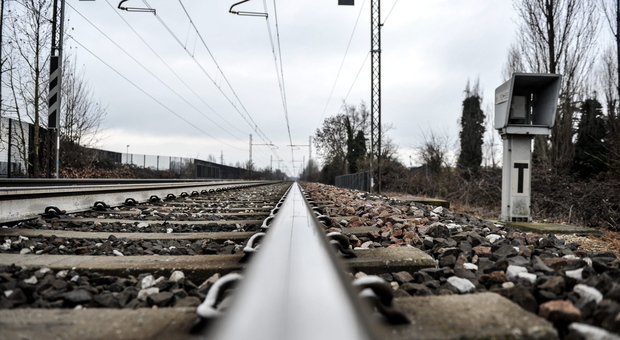 Treno urta i cavi dell'alta tensione tra Padova e Mestre: traffico ferroviario in tilt