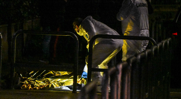 Roma choc: 30enne ucciso in strada a colpi di pistola. Gli spari da una moto, killer in fuga
