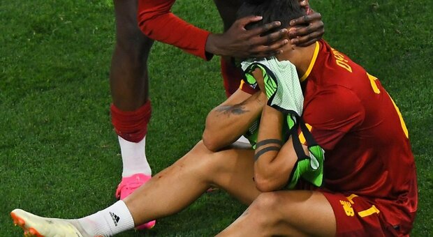 Dybala in lacrime al termine di Siviglia-Roma: il gol dell'argentino (in campo per 67 minuti) non è bastato