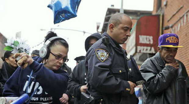 New York, poliziotto aggredito da uno sconosciuto che gli rompe un braccio