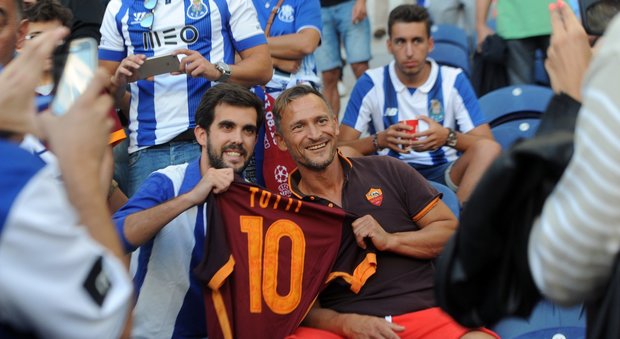 Porto-Roma, i tifosi e i fotografi ufficiali scambiano un sosia per Totti