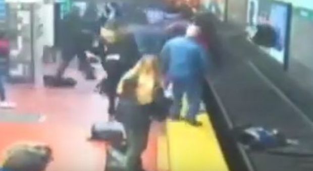 Sviene in metropolitana e finisce sui binari poco prima dell'arrivo del treno, salvata dagli altri passeggeri