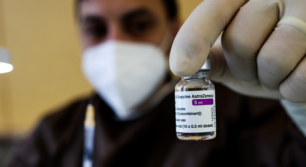 Vaccino Covid in Campania, call per i vaccinatori riservata agli specializzandi in Medicina: in poche ore già 580 adesioni