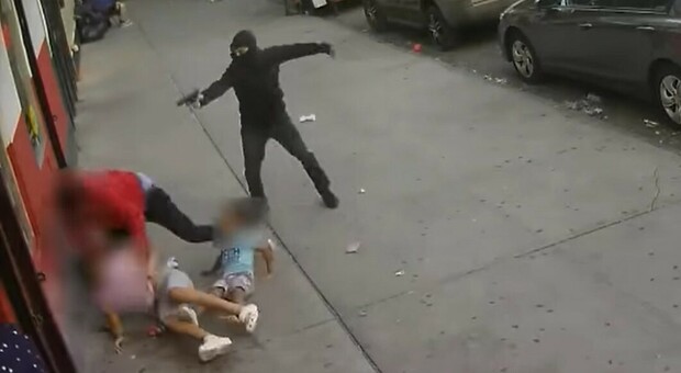 New York choc, due bambini rischiano di rimanere uccisi in un agguato in strada: caccia all'uomo