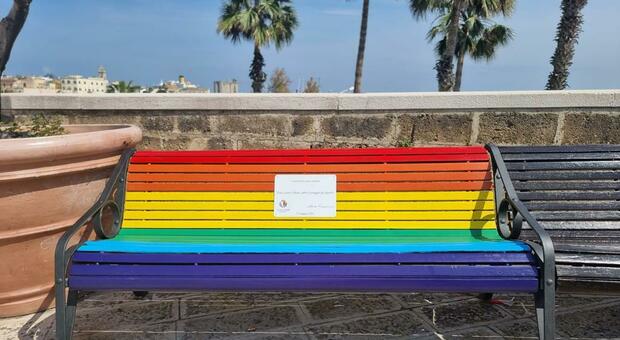 La panchina arcobaleno sulla muraglia di Bari