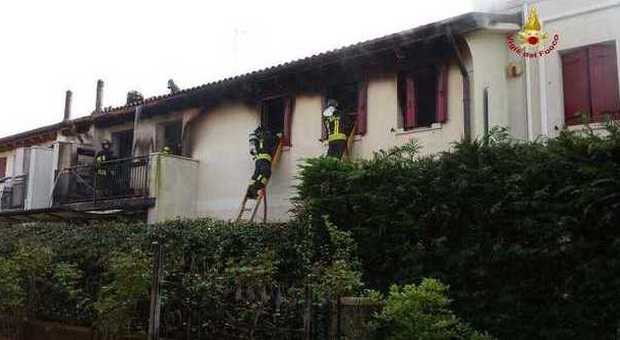 Appartamenti in fiamme, tanta paura e danni a quelli confinanti