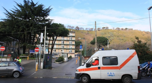 Spari in strada a Napoli: ferito un ragazzo da due colpi di pistola, è il figlio di un boss