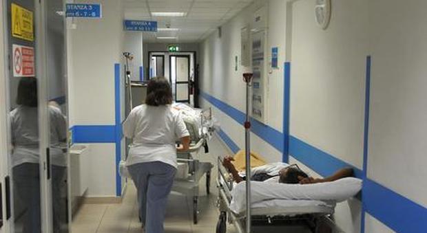 Cuneo, la barella si rompe: il paziente cade e muore, aperta inchiesta