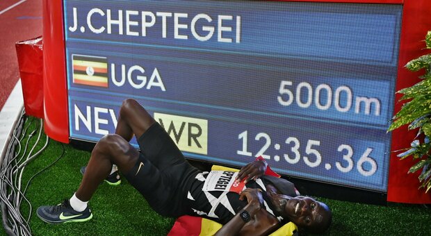 Record mondiale sui 5mila, l'ugandese Cheptegei cancella Bekele di 2". Dal Molin quinto
