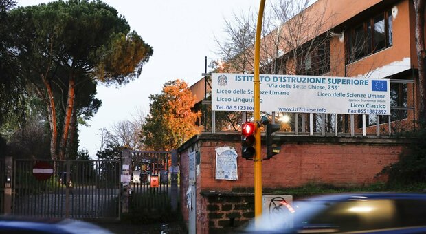 Roma, professore del liceo Rousseau a processo per il suicidio di uno studente di 17 anni: abuso di mezzi di correzione