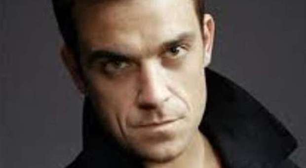 Robbie Williams, coming out a metà: «Sono gay ma nel corpo di un etero»