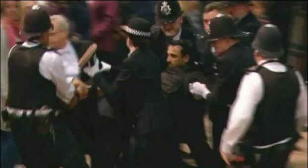 Chi è il 28enne che si è lanciato contro la bara della sovrana a Westminster Hall