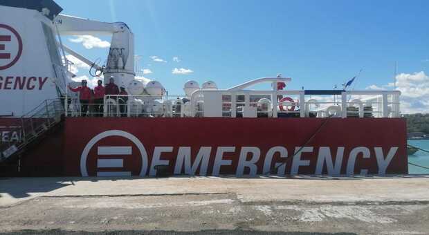 Ortona, è appena arrivata in porto la nave di Emergency con 161 migranti a bordo
