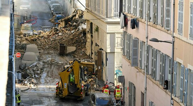 Crolla condominio di 4 piani nel centro di Marsiglia. «Almeno dieci persone sotto le macerie»