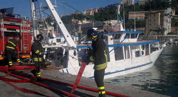 Ancona, intervento al Mandracchio Una vongolara imbarca acqua