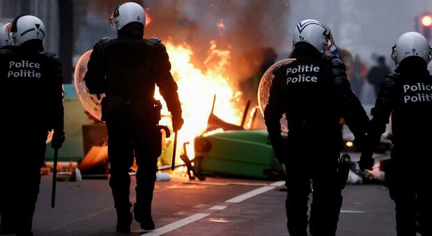 Bruxelles, scontri al corteo contro le restrizioni Petardi sulla polizia, gli agenti usano gli idranti