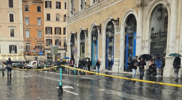 Autobus perde carburante a Piazza Venezia a Roma, i vigili circoscrivono l'area con i monopattini