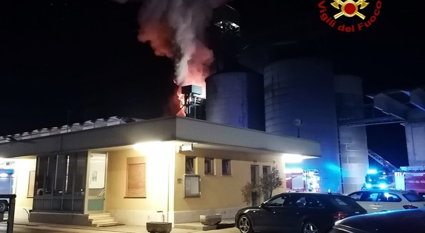 Incendio nel silos essicatoio di un'azienda di cereali