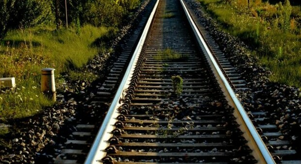 Uomo travolto e ucciso da un treno nel milanese: scoppia il caos sulla linea dei pendolari