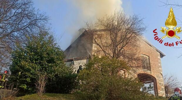 Incendio del tetto in una casa di Foltran di Tarzo, sul posto i vigili del fuoco