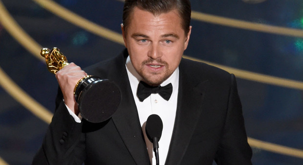 Leonardo DiCaprio con l'Oscar conquistato per The Revenant