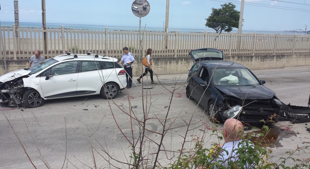 Ancona, schianto sulla Flaminia: auto perde benzina davanti all'asilo nido