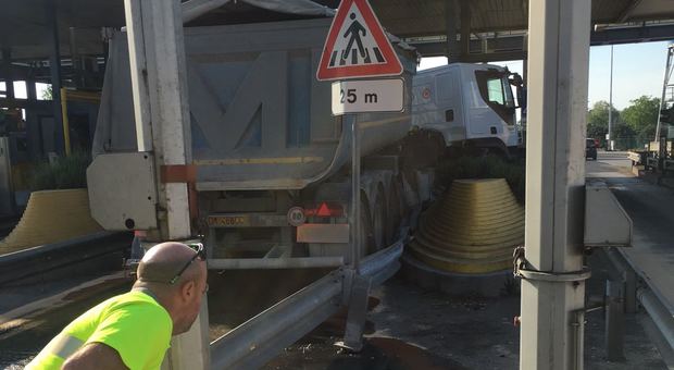 Camion si schianta al casello autostradale di Portogruaro: gasolio sulla strada