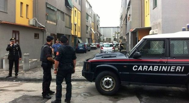Napoli, in giro con lo scooter al rione Traiano per spacciare cocaina: arrestato