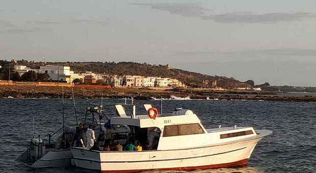 Ancora uno sbarco sulle coste salentine: 24 migranti intercettati a Santa Caterina. Due si gettano in acqua per fuggire, fermati