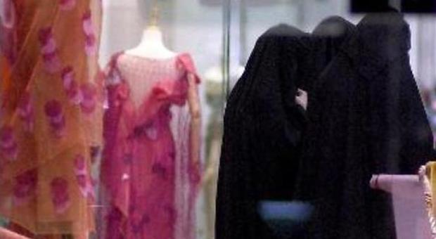 Arabia Saudita, la poligamia non piace più: troppo caro mantenere più mogli