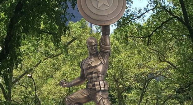 La statua di Capitan America a New York