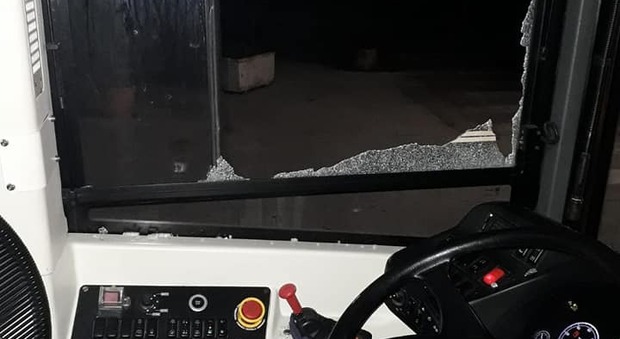 Ctp, atto vandalico ai danni di un bus sulla linea Crispano-Napoli: esploso finestrino, autista illeso
