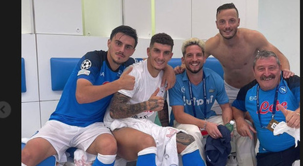 Mertens fa l'ultras ai gol del Napoli e festeggia negli spogliatoi